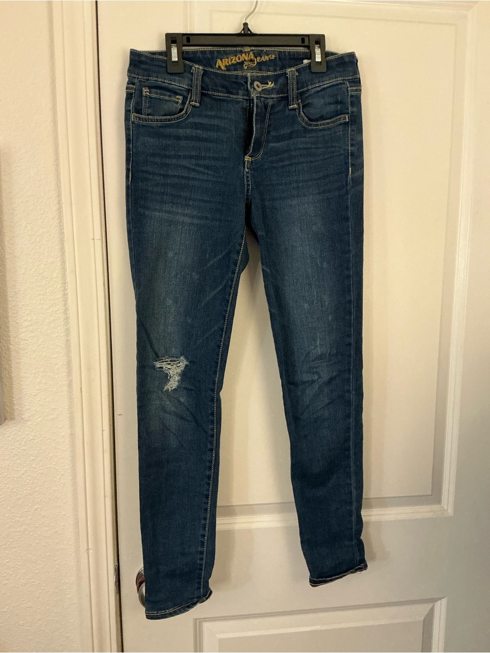 Arizona Jean Co Womens Size 5 Jegging Medium Wash Distressed Ripped Knee Denim